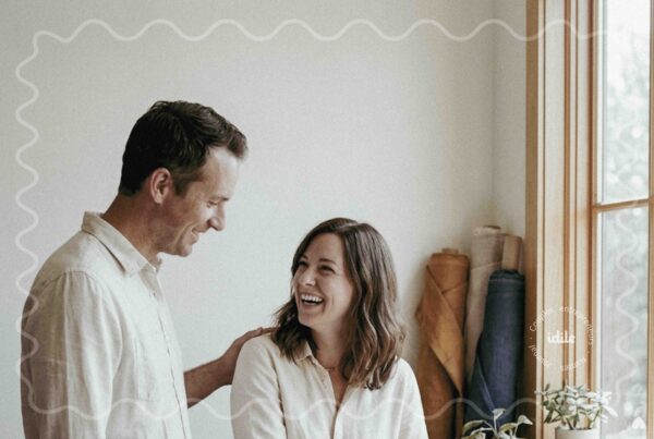 Un couple entrepreneur rit ensemble dans son atelier — assumer d'être un couple entrepreneur