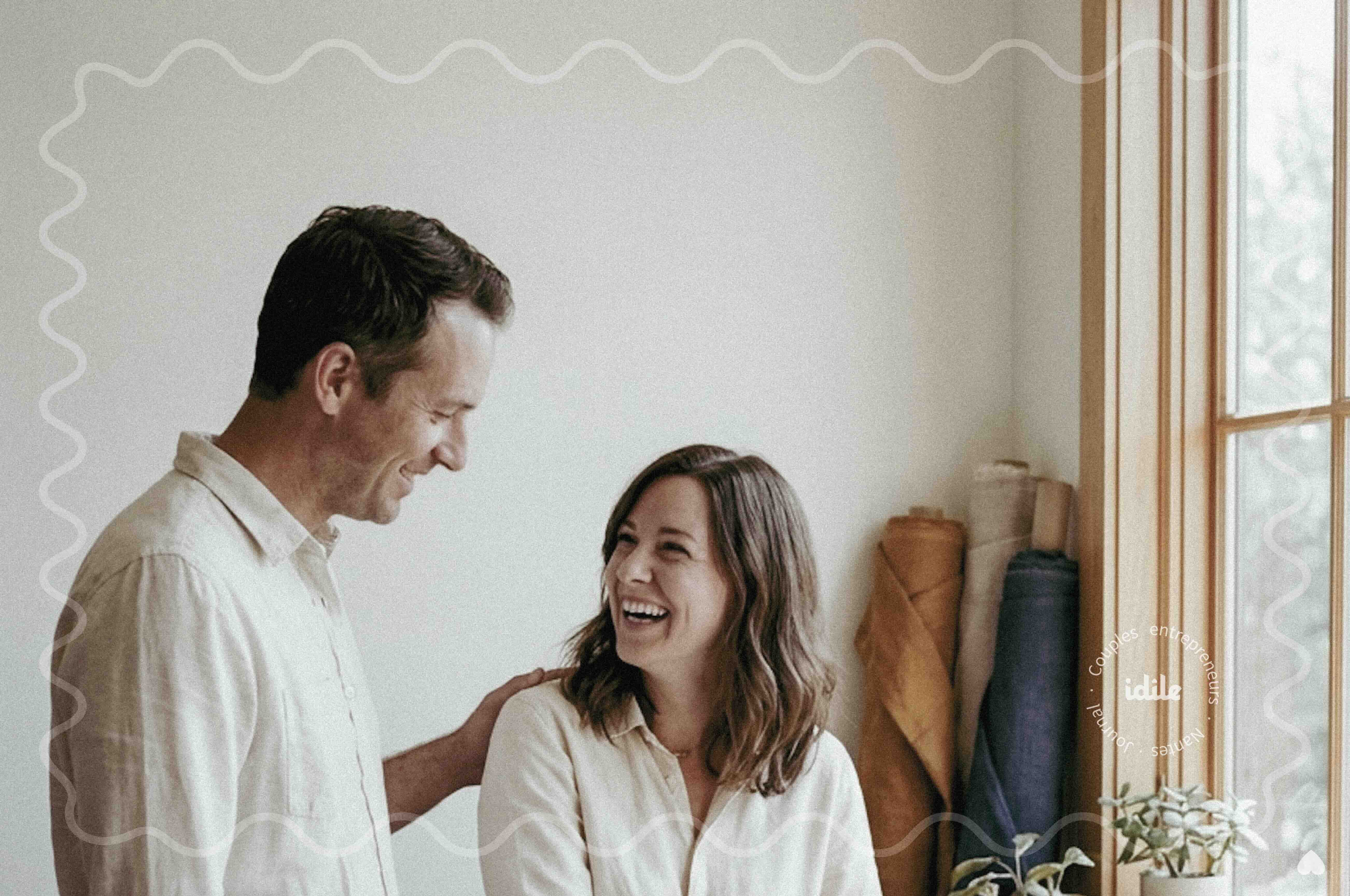 Un couple entrepreneur rit ensemble dans son atelier — assumer d'être un couple entrepreneur