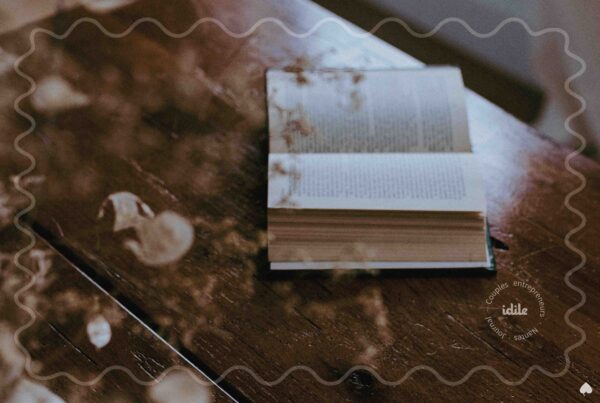 Livre ouvert sur une table évoquant un couple entrepreneur en crise