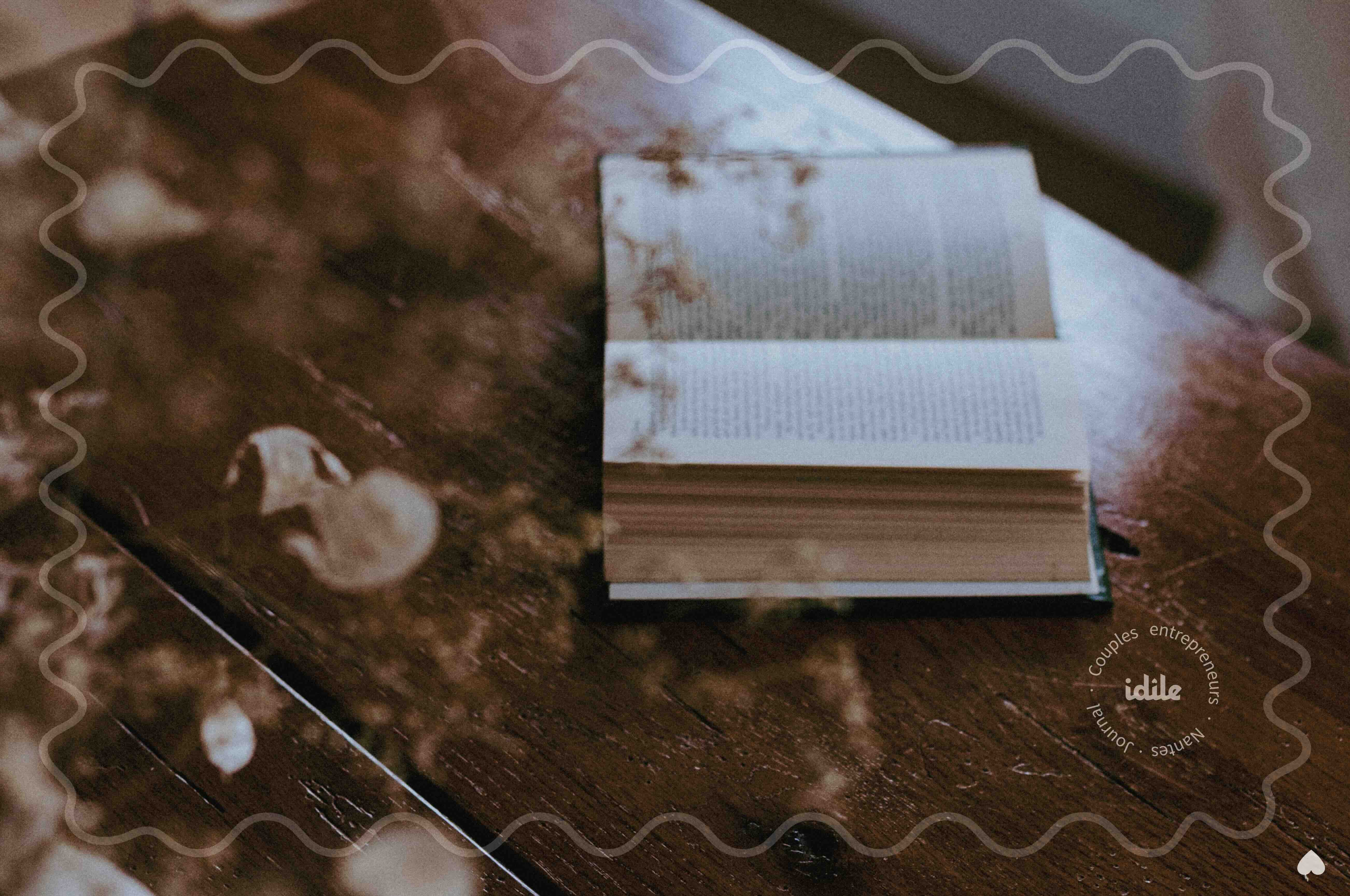 Livre ouvert sur une table évoquant un couple entrepreneur en crise