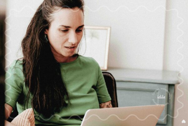 Gina Di Orio travaille sur son ordinateur dans son bureau — gouvernance du duo des couples entrepreneurs