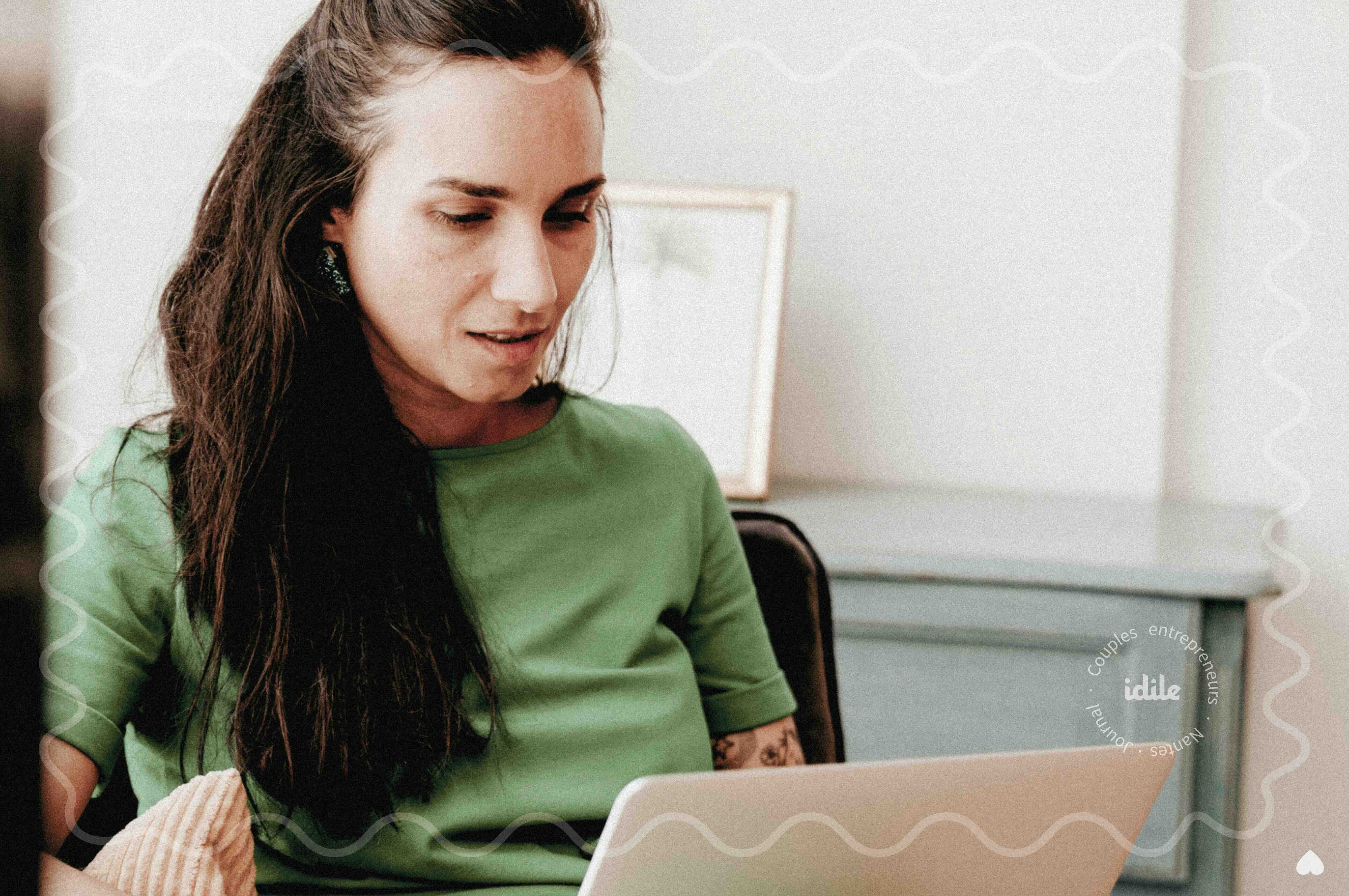 Gina Di Orio travaille sur son ordinateur dans son bureau — gouvernance du duo des couples entrepreneurs