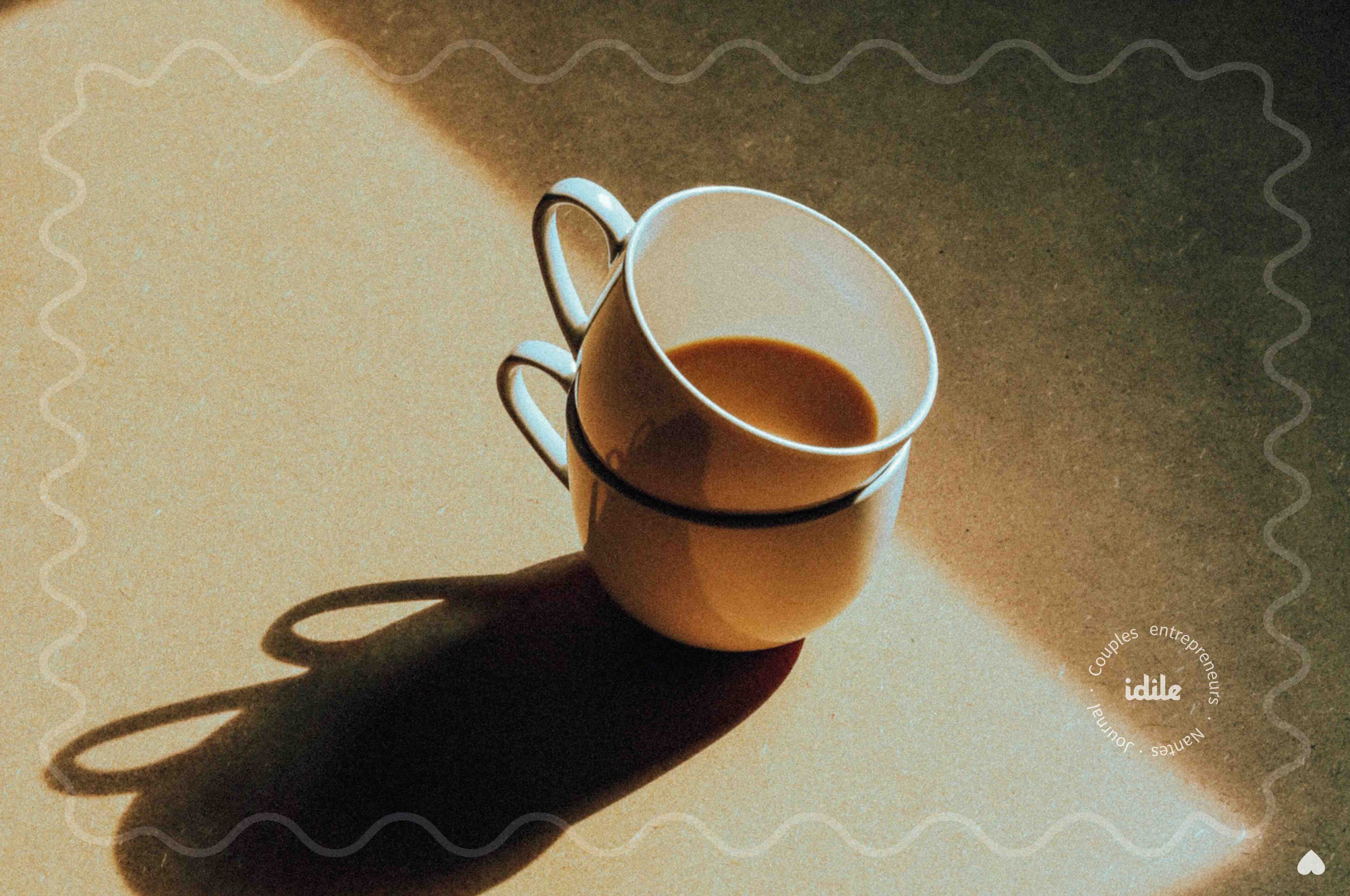 Deux tasses avant une discussion de couple entrepreneur