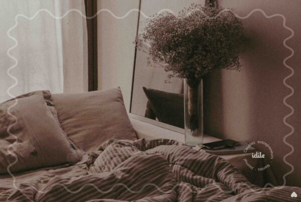 Lit défait, intimité du duo, évoquant la séparation entre vie personnelle et vie professionnelle en couple
